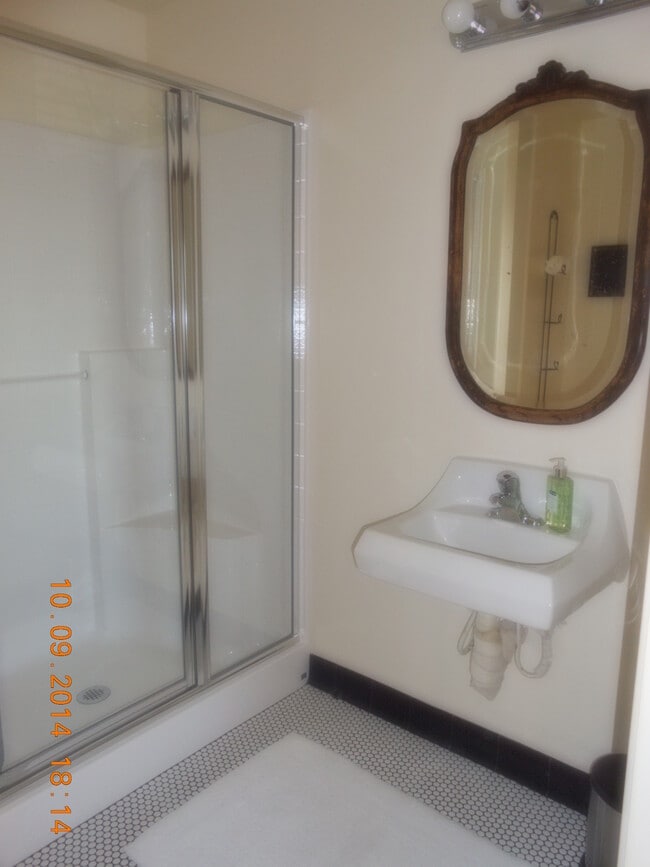 Large bathroom - 2121 Pine St