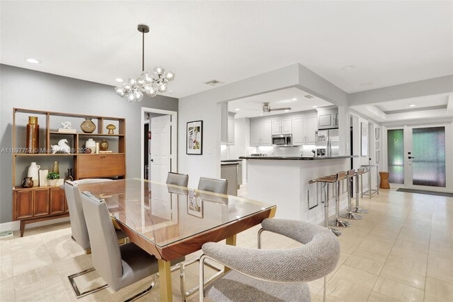 Building Photo - 1128 W Cypress Dr