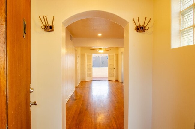 Building Photo - Iconic Sam Hughes Bungalow! Steps away from University of Arizona Main Campus!