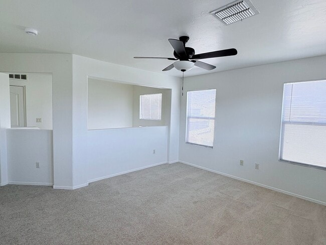 Building Photo - 4 bed/3bath in desirable Paseo Del Rio Community