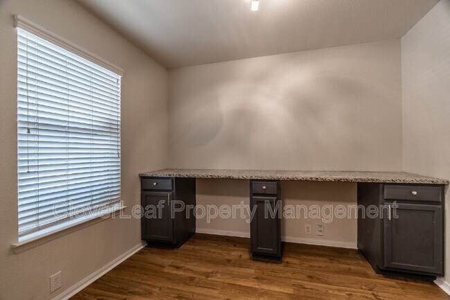 Building Photo - 802 Amber Knoll