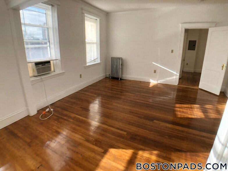 Building Photo - 195 Park Dr