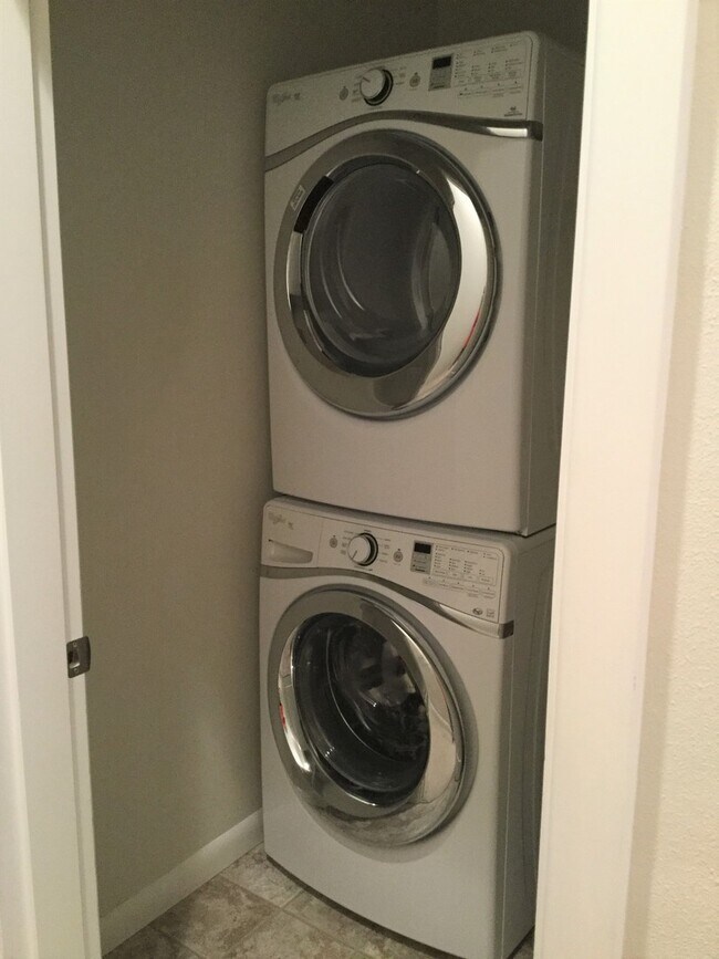 Building Photo - Queen Anne Townhome