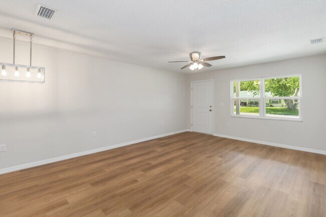 Building Photo - MOVE IN SPECIAL-Beautiful Newly Renovated 2/1 Duplex in St. Cloud Close To Lakefront
