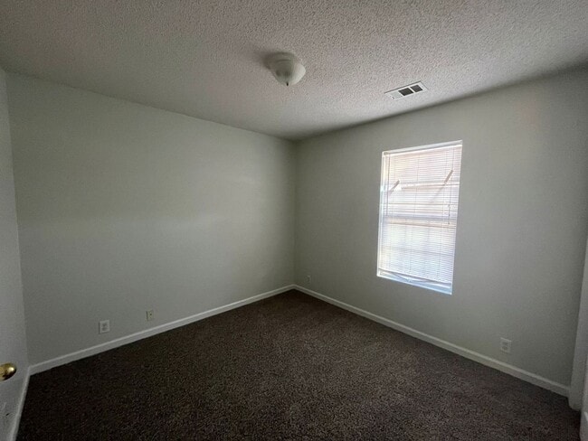 Building Photo - Quiet Neighborhood!