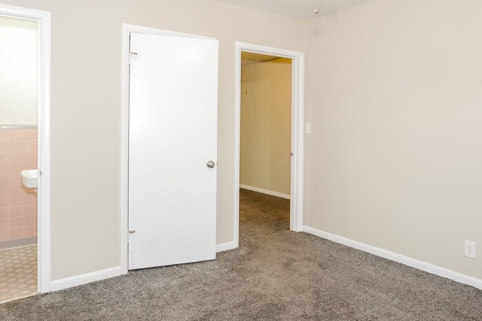 Building Photo - 3704 Lakewood Dr NW