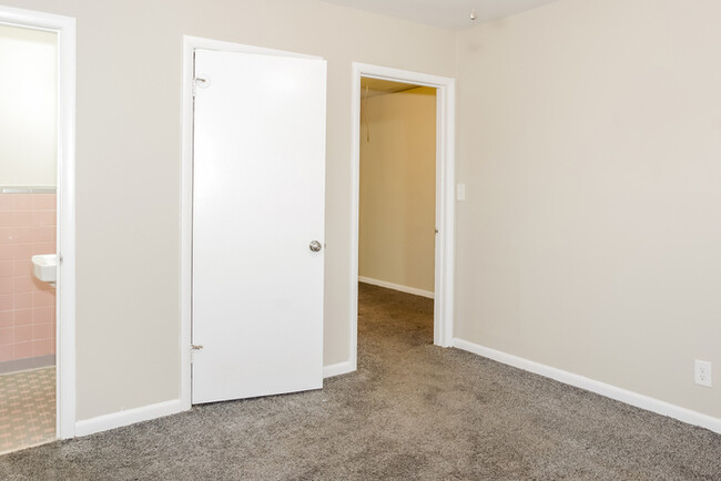 Building Photo - 3704 Lakewood Dr NW
