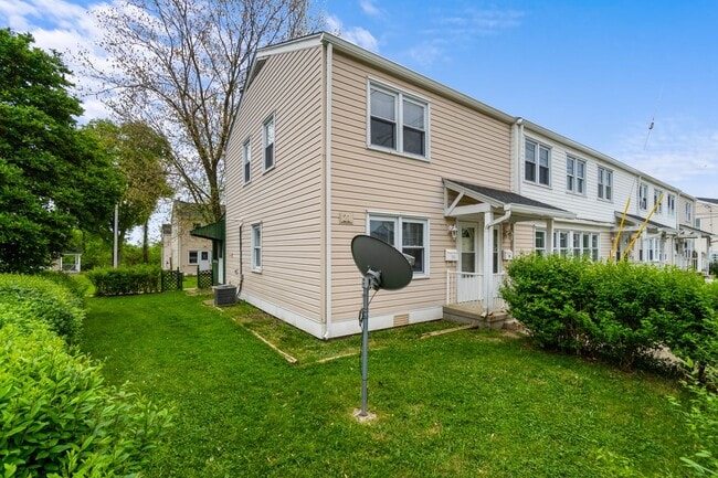 Building Photo - 2BR Townhouse in Midland, PA!!