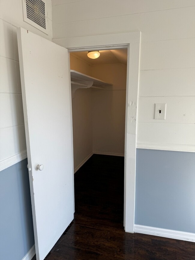 Building Photo - Broadway