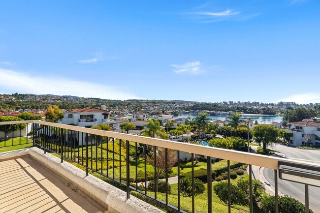 Building Photo - Stunning 2 bedroom *LAKE VIEW* condo for r...