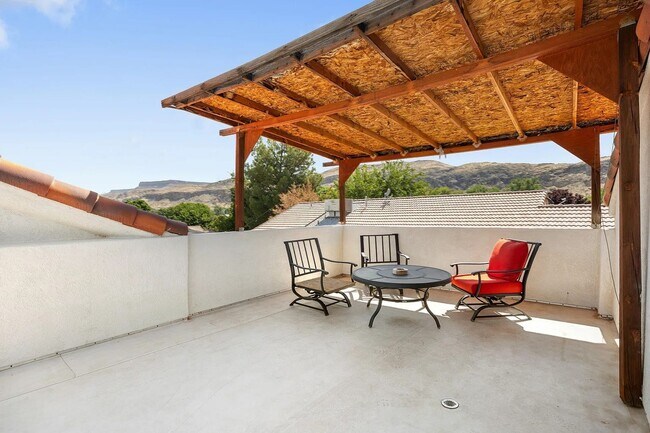 Building Photo - Spacious 6 Bedroom Home in La Verkin!