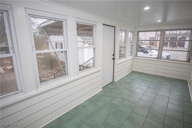 Building Photo - 483 Bank St