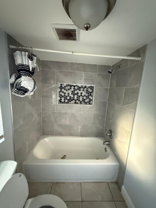 Building Photo - Fully Renovated 3/1 Single Family House Available for Immediate Rent!