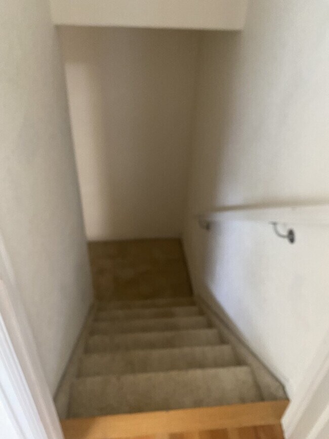 Building Photo - AVAILABLE SEPTEMBER! Charming Townhome in ...