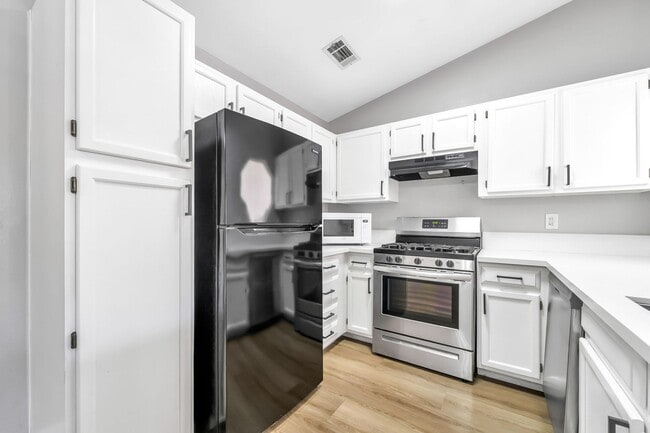 Building Photo - Stylishly Renovated Condo with Modern Finishes in a Gated Community!