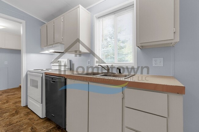Building Photo - 3 Bedroom 2 Bathroom Home with Off-Street ...
