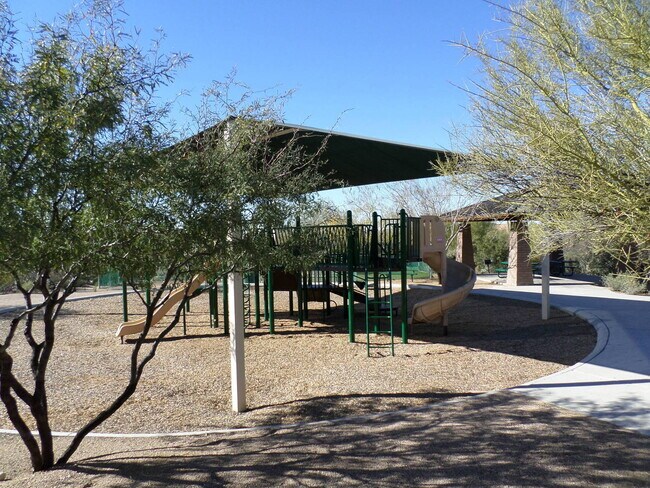 Building Photo - Rare find for this 4 bedroom/3 bath, exqui...