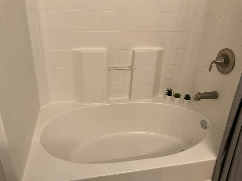 Garden Tub / shower in Master bathroom. - 10727 Standing Stone Dr