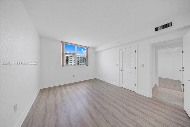 Building Photo - 7501 E Treasure Dr