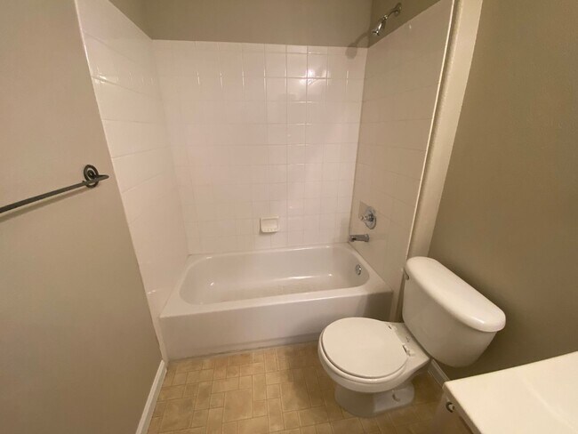 Building Photo - Nice 2 bedroom Condo right on the border o...