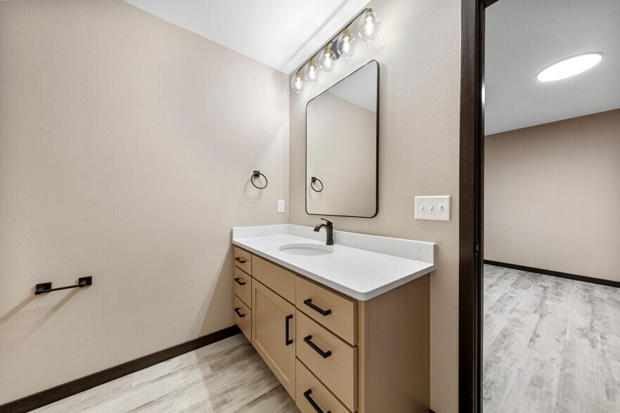 Building Photo - 3200 Noble Dr