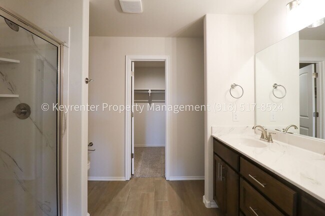 Building Photo - Stunning New Construction Home 4 Bed 2 Bath Broken Arrow