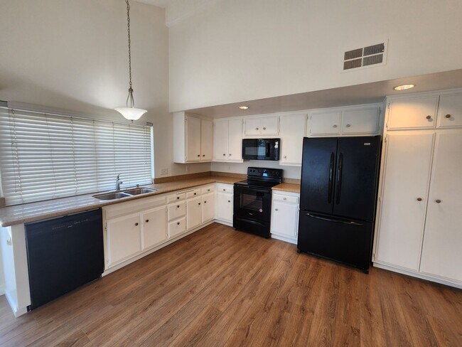 Building Photo - 10930 Red Rock Dr
