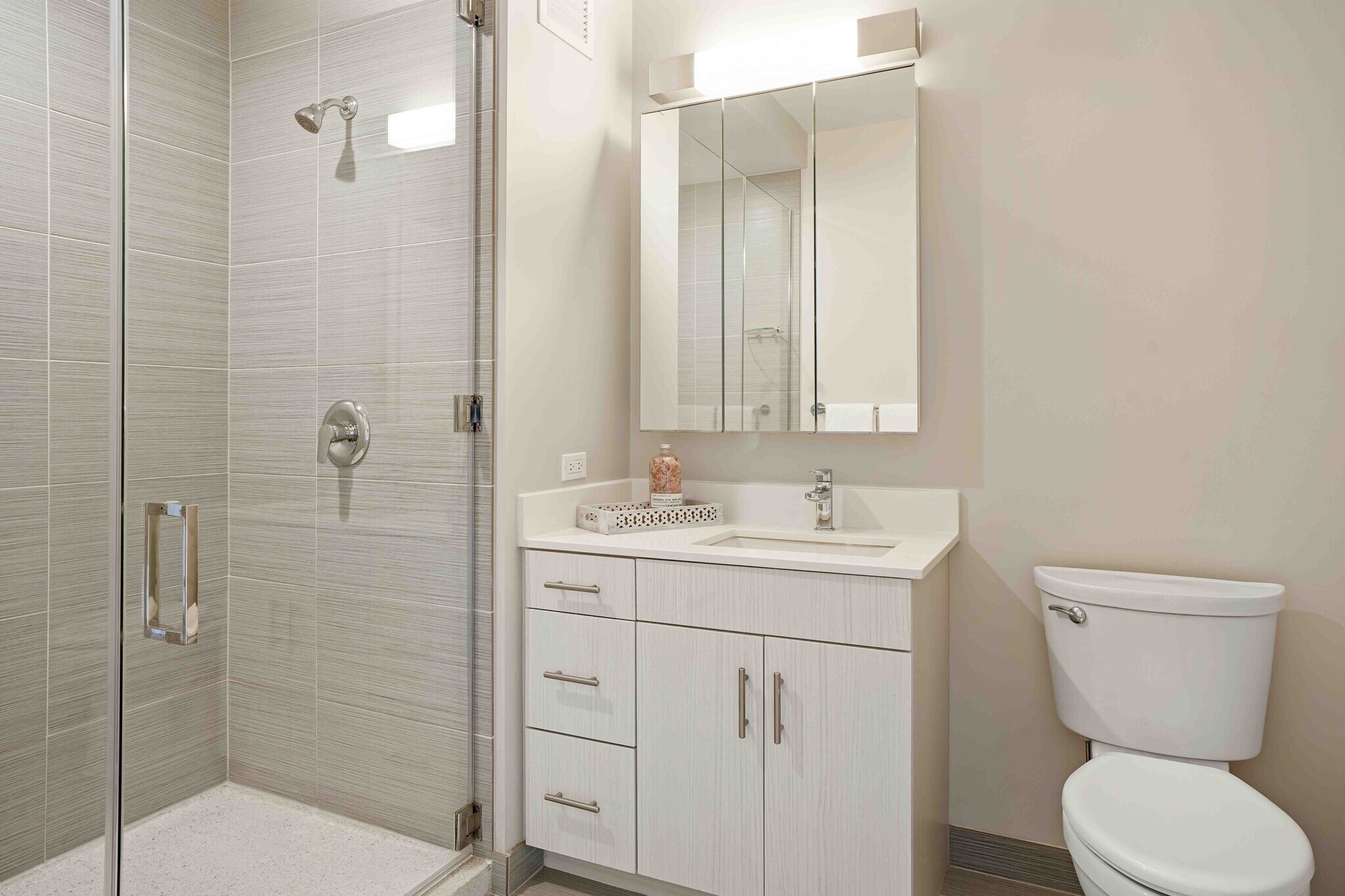 Building Photo - 998 S State St