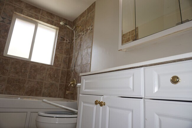 Building Photo - 4 Bedroom 2 Bath West Jordan Home