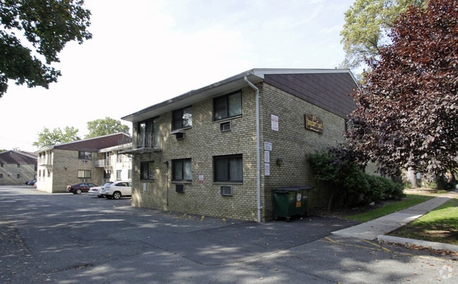 Hampshire Courts - Hampshire Court Apartments