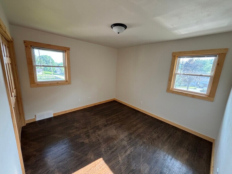 Building Photo - 105-107 Ridge Dr