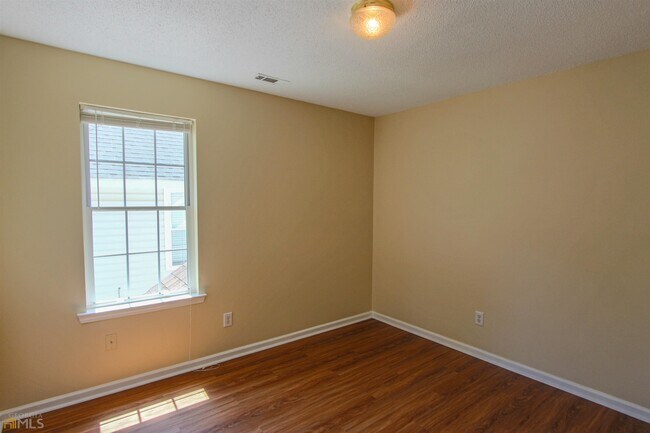 Building Photo - 619 W Manor