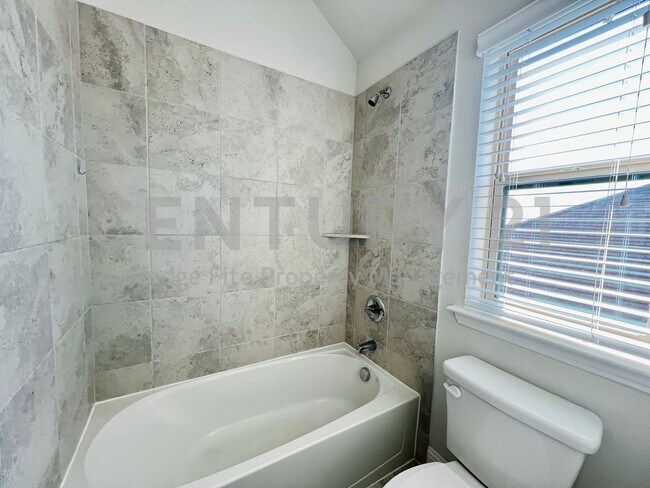 Building Photo - Stunning 2-Story 4/3.5/2 in Marine Creek R...