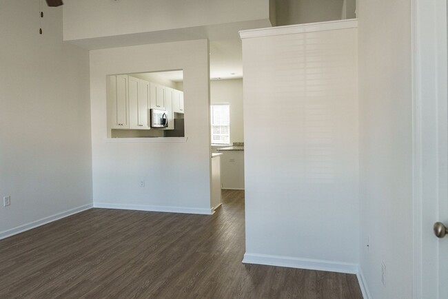 Building Photo - Three Bedroom Townhome