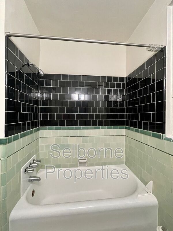 Building Photo - 2501 Ivy Dr