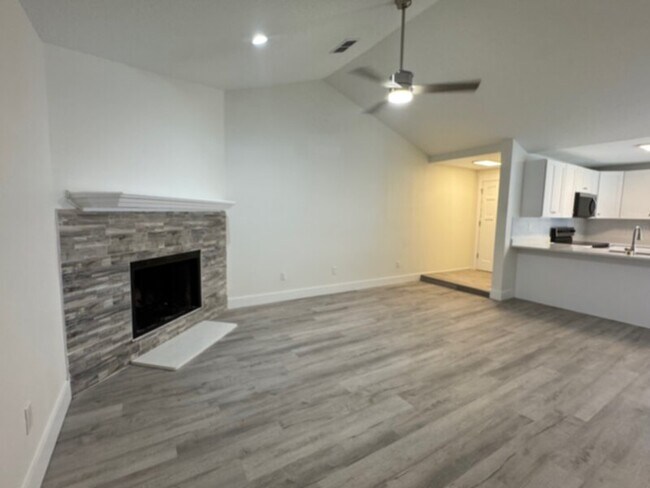 Building Photo - Totally Updated 2 Bedroom w/ Fireplace &am...
