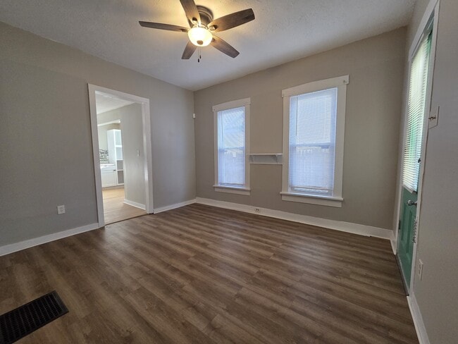 Building Photo - 423 Clover St