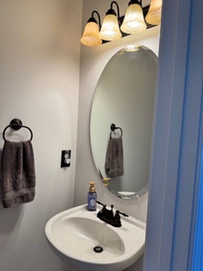 Building Photo - Wonderful townhome in Perfect Location
