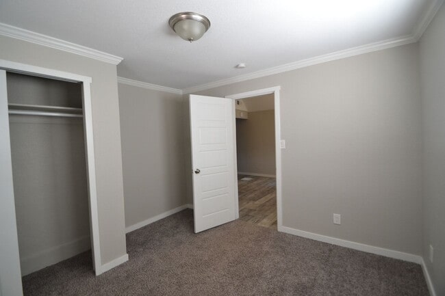 Building Photo - 2 Bed 1 Bath - Fully Renovated - Available...