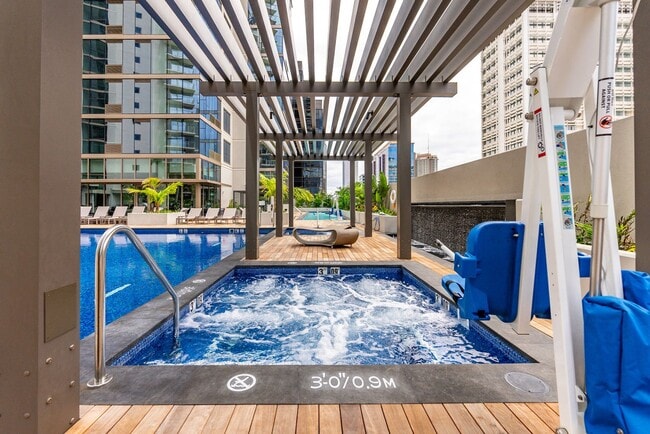 Building Photo - Sky Ala Moana (West) #3305 - Fully Furnished 1 BR/1 BA/1 Parking