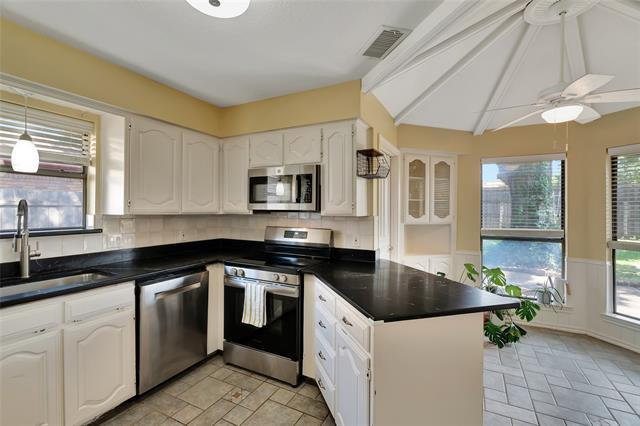 Building Photo - 710 Oak Ln