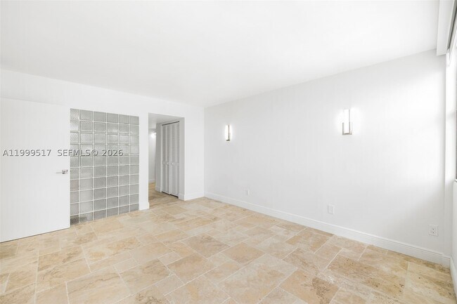 Building Photo - 1420 Brickell Bay Dr