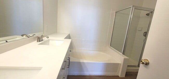 Building Photo - GREEN VALLEY CONDO IN  RENOVATED CONDITION