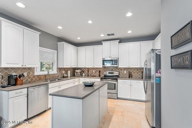Building Photo - 129 Thornloe Dr