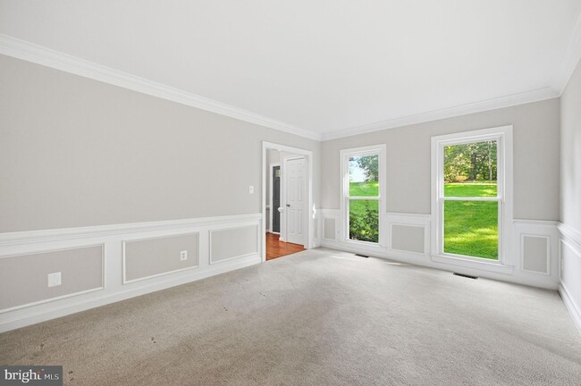Building Photo - 2 English Hills Dr