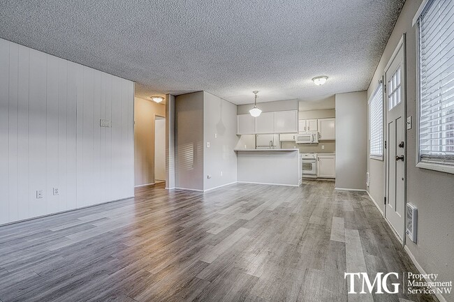 Building Photo - Great 2 Bed 1 Bath NE Gresham Condo - Wate...