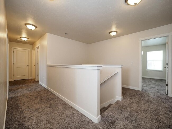 Building Photo - Draper Hillside Townhome