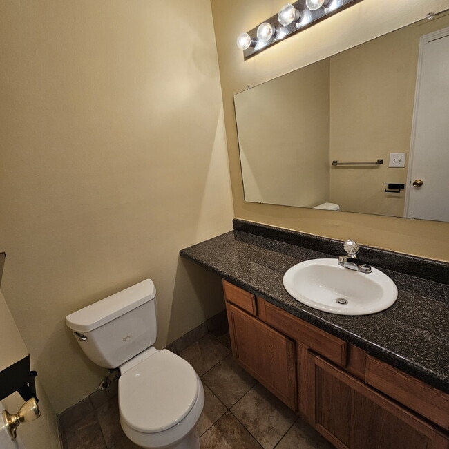 Building Photo - Nice 2 Bedroom, 1.5 Bath Condo Near Hall R...