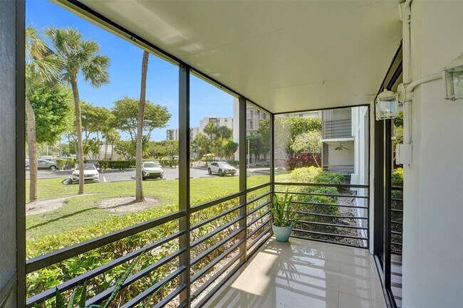 Building Photo - 20400 W Country Club Dr