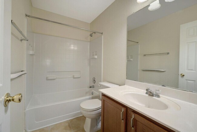 Building Photo - Spacious 4-Bedroom Gem with Office in Desi...